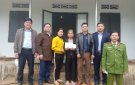 Công an tỉnh Thanh Hóa hỗ trợ kinh phí sửa chữa nhà ở cho hộ bà Bùi Thị Xứng xã Đồng Thịnh.