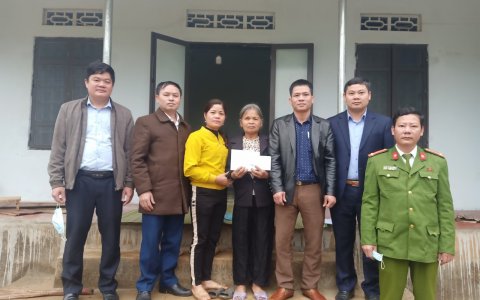 Công an tỉnh Thanh Hóa hỗ trợ kinh phí sửa chữa nhà ở cho hộ bà Bùi Thị Xứng xã Đồng Thịnh.